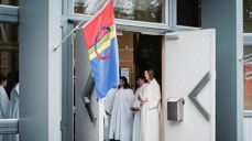 Samisk flagg ved kirkedøren. Illustrasjonsbilde: Ørjan M. Bertelsen