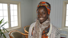 Sophie Moke Meteke er utdannet teolog fra Kamerun. Nå er hun i gang i prestevikar-stilling i Averøy: – Jeg kommer til Averøya med et åpent sinn, og med hele min kamerunske og afrikanske erfaring og kulturelle bakgrunn. Det blir spennende, sier Sophie. (foto: Svein Magne Harnes)