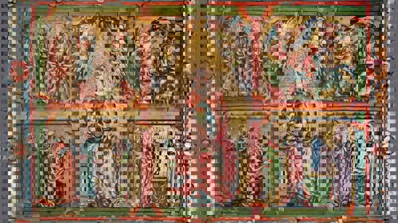 Bilde av et godt bevart antemensale fra første halvpart av 1300-tallet, som en kan se i Tresfjord kyrkje. Sentralfeltet viser Maria med Jesusbarnet, med engler med røkelseskar over. Foto: Martinus Løvik