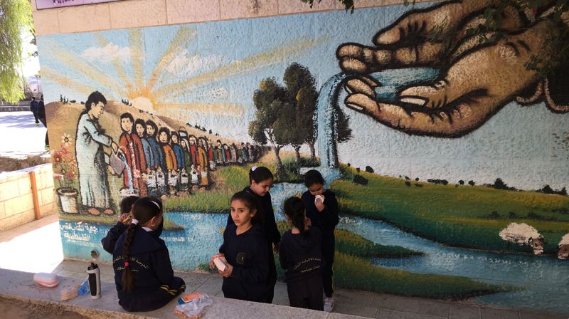 Skoleunger utenfor en skole i Beit Sahour, rett sør for Betlehem. Bynavnet betyr «Hyrdenes hus». ELJHCL driver skoler i flere byer, med en grunnidé om at barn fra muslimske og kristne hjem, gutter og jenter går på samme skole og i samme klasse. Foto: Møre bispedømme