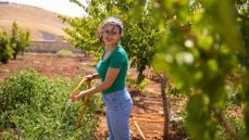 På bildet ser vi 15 år gamle Rachelle El Debs fra Deir El Ghazal i Libanon. Med midler fra Kirkens Nødhjelps fasteaksjon, har Rachelle og landsbyen hun bor i tilgang på rent vann. Foto: Kirkens Nødhjelp