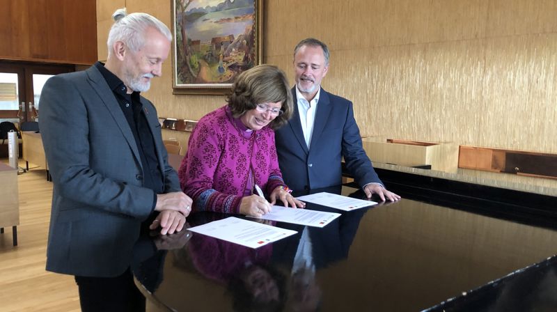 Fra venstre: Regionleder i region Midt, Kirkens Bymisjon Region midt, Nils Åge Meisal Aune, biskopen, Kommunedirektør i Kristiansund, Arne Ingebrigtsen.  Prost Sindre Kulø tok med seg underskrevet avtale tilbake til Bispedømmekontoret. Foto: Møre bispedømme