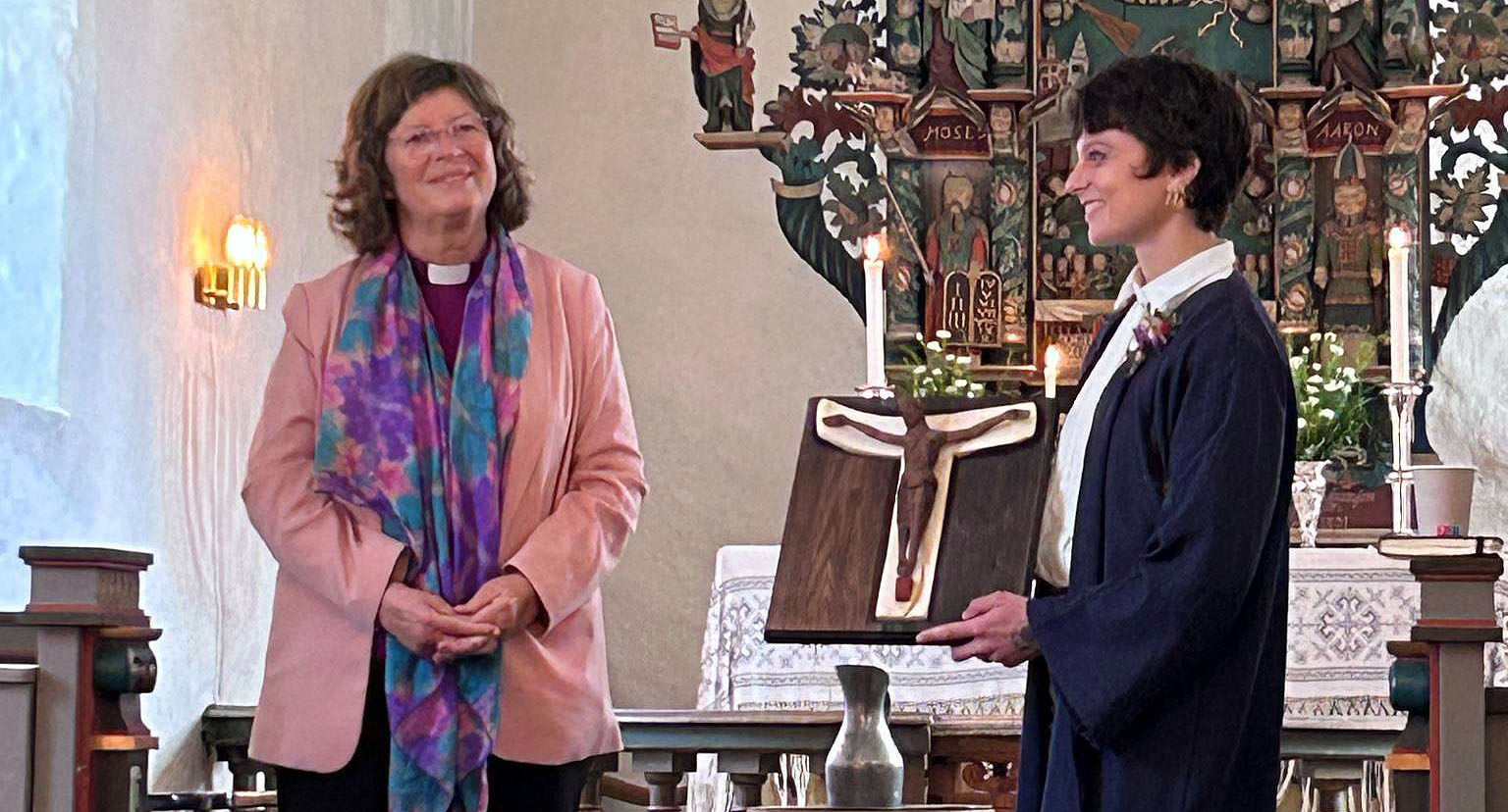 Kunsthandverkar Lara Domenghetti (t.h.) har laga ein miniatyrreplika av Kristusfiguren frå den middelalderske korsfestingsgruppa i Giske kyrkje. Tysdag vart denne overrekt biskop Ingeborg Midttømme. (foto: Dyb)