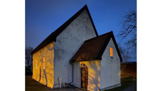 Giske kyrkje fra 1130 er trolig den eldste kirken i Møre. Kirken er i marmor og er bygget i romansk stil med rundbude dører og vinduer. Foto: Svein Magne Harnes