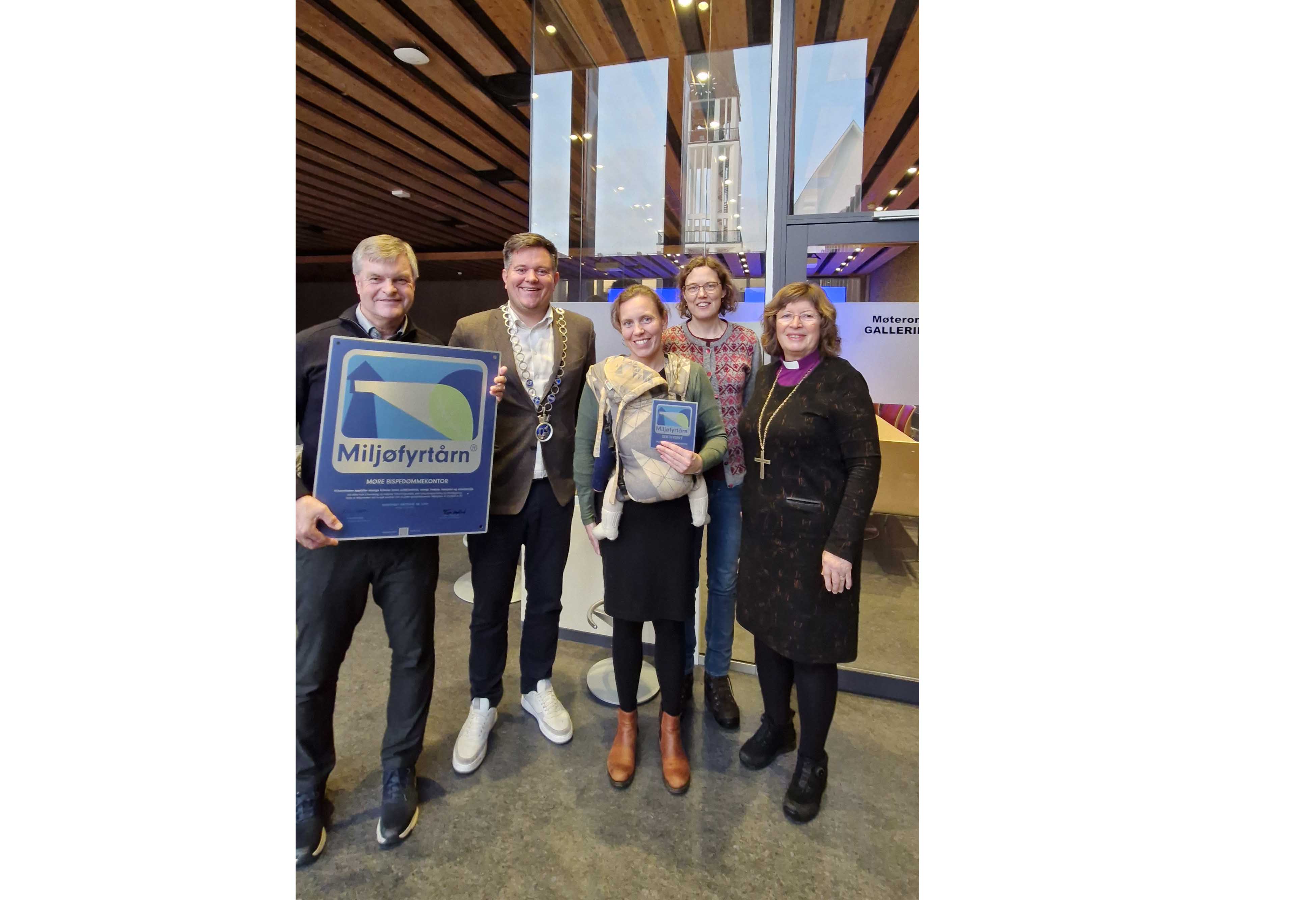 Representanter fra Møre bispedømmekontor til stede på Miljøfyrtårn-bekreftelsen. F.v.: stiftsdirektør Bjørn Olaf Storhaug, Molde-ordfører Trygve Grydeland, rådgiver Eline Elnes Rabbevåg, kirkefagsleder Maria Vassli Gjære og biskop Ingeborg Midttømme.
