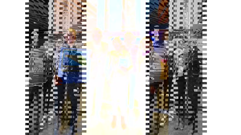 Representanter fra Møre bispedømmekontor til stede på Miljøfyrtårn-bekreftelsen. F.v.: stiftsdirektør Bjørn Olaf Storhaug, Molde-ordfører Trygve Grydeland, rådgiver Eline Elnes Rabbevåg, kirkefagsleder Maria Vassli Gjære og biskop Ingeborg Midttømme.