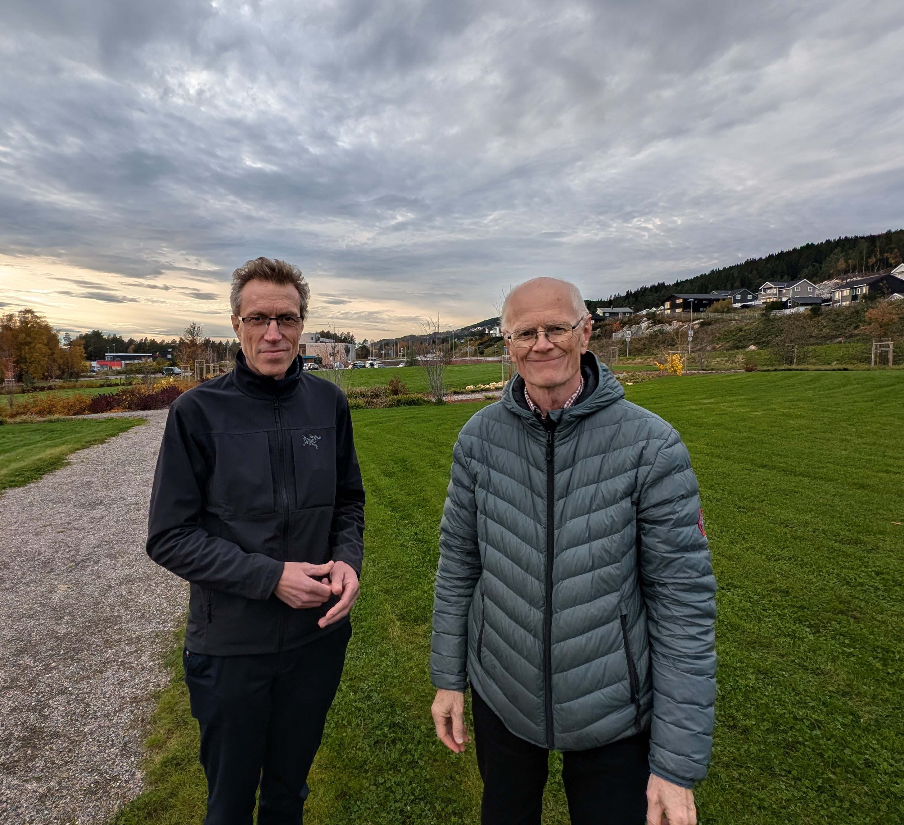 Kyrkjeverje Hans Jakob Nes (t.v.) og leiar av Molde kirkelige fellesråd, Max Ingar Mørk. Bilete: Møre bispedøme