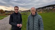 Kyrkjeverje Hans Jakob Nes (t.v.) og leiar av Molde kirkelige fellesråd, Max Ingar Mørk. Bilete: Møre bispedøme