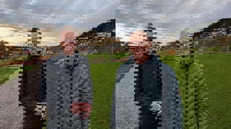 Kyrkjeverje Hans Jakob Nes (t.v.) og leiar av Molde kirkelige fellesråd, Max Ingar Mørk. Bilete: Møre bispedøme