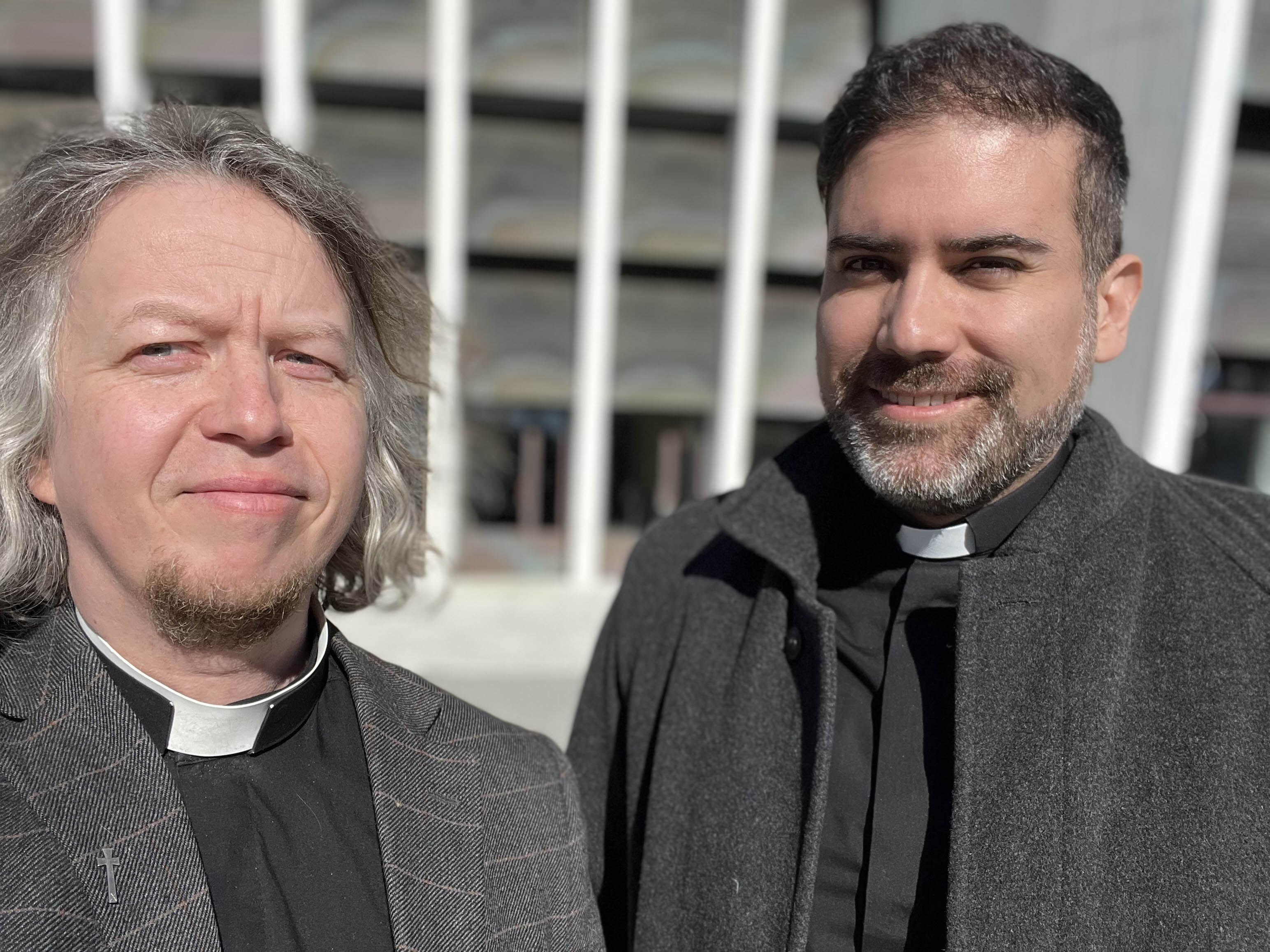 Pastor Andres Sorbera i Misjonskirka (t.h.) og prost Sindre Stabell Kulø i Den norske kirke sammen pater Dominic Nguyen Van Thanh (ikke tilstede på bildet)inviterer til påskevandring på langfredag. Foto: Privat 