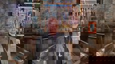 Preses Olav Fykse Tveit foran altertavlen i Kvernes stavkirke. Foto: Møre bispedømme