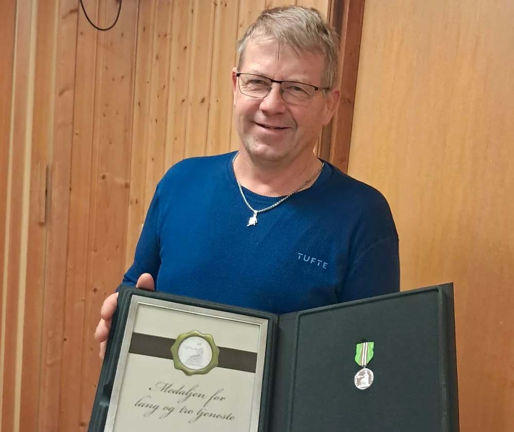 Bildet viser Rolf Rånes som har mottatt Norges Vel sin diplom og medalje. Foto: Averøy kirkelige fellesråd