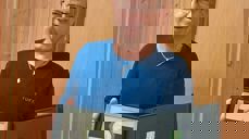 Bildet viser Rolf Rånes som har mottatt Norges Vel sin diplom og medalje. Foto: Averøy kirkelige fellesråd