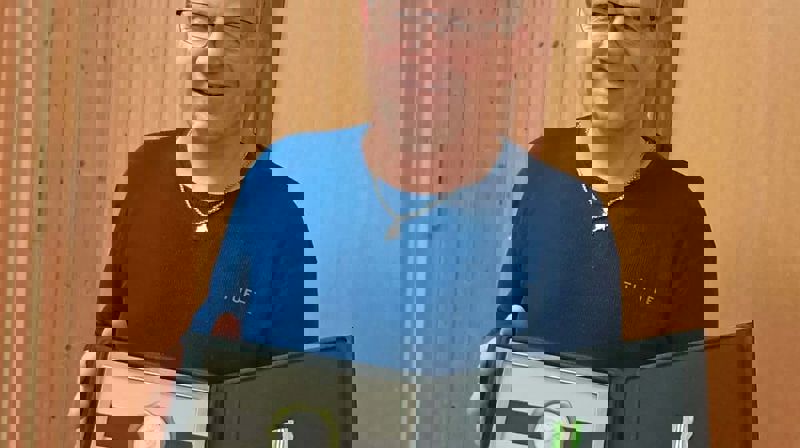 Bildet viser Rolf Rånes som har mottatt Norges Vel sin diplom og medalje. Foto: Averøy kirkelige fellesråd