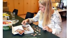 Sokneprest i Straumsnes og Tingvoll sokn, Toril Stendahl, med eit av puslespela med Tingvoll-motiv. I kyrkja kan du prøve deg på eit 2000-bitars puslespel! Bilete: Yngve Lie/Aura Avis