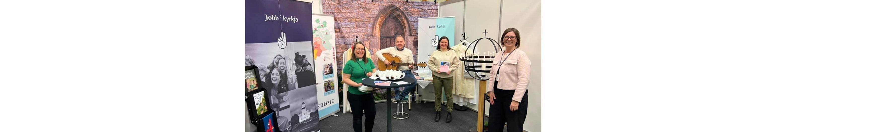Representanter fra Møre bispedømme på plass på utdanningsmesse i Ålesund. F.v.: Sølvi Irene Ulvestad (kateket),  Oddgeir Nossen (kantor), Åsrun Eli Håvik (diakon) og Bente Andreassen Pilskog (kirkeverge i Hareid kyrkjelege fellesråd).
