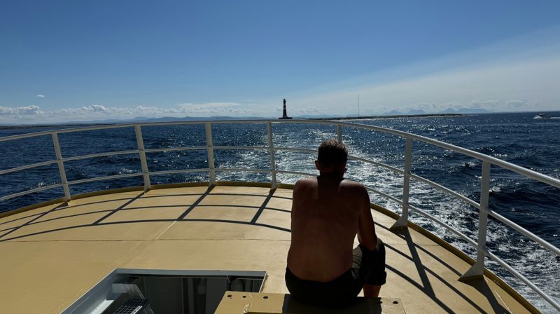 Siste etappe av verdiseilasen langs Kystpilegrimsleia gikk i vakkert sommervær, fra Smøla til pilegrimsmålet Nidaros: "Har du fyr, Har du løkter langs din vei? Har du fyr, Et signal om riktig lei. Ei lampe som gløde i mørket, Og lose dæ ut og frem - Som tar dæ bort og hjemmefra, Men også tar dæ hjem". (foto: John Erik Brakstad)