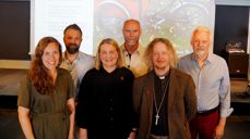 På bildet ser vi Eline Elnes Rabbevåg (Møre bispedømme), Joakim Roti Varvin (Kristiansund kommune), Eva Bråland Sætre (Kirkens Bymisjon), Gudmund Fosse (Kirkens Bymisjon), Sindre Stabell Kulø (Møre bispedømme), Nils Åge Aune (Kirkens Bymisjon). Foto: Kristiansund kommune/ Ingunn Strand