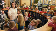 Dåpsskule i Ulstein. Gjennom aktivitetar i alle bispedømmets kyrkjelydar blir barn og unge kjende med kristen tru og tradisjon, kristen praksis, bibeltekstar og salmar. Bibelforteljingane er slitesterke, og saman med truspraksis og dei historiske og kulturelle linjene får dei reiskapar til eiga livstolking og til å ta sjølvstendige val. (foto: Ulstein sokn)