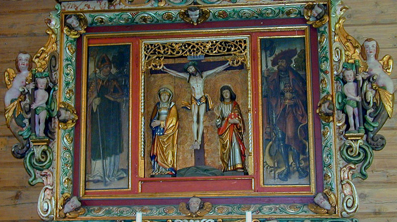 Altartavla i Norddal kyrkje er eit mellomaldersmykke; ei såkalla ”Kalvari-gruppe”. Den har likskapstrekk med altartavler frå meisteren Bernt Notke og hans elevar i Lübeck, og ekspertane trur at altartavla skriv seg frå Lübeck omkring 1510-20