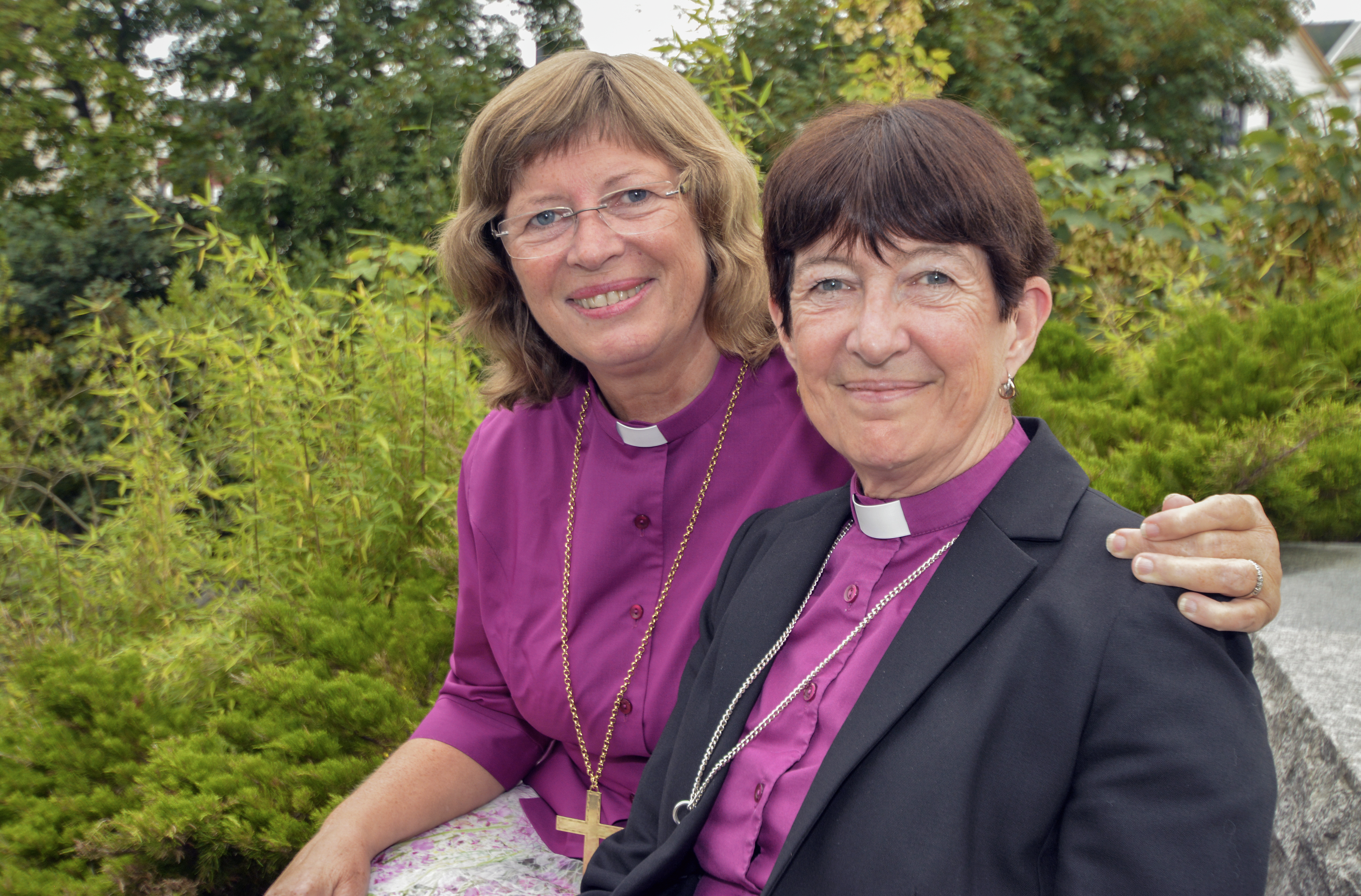 Biskop Christine Hardman i Newcastle bispedøme og biskop Ingeborg Midtømme har mykje å snakke om under den engelske biskopen sitt første besøk i Noreg. – Eg kjenner på fellesskapen og opplever likskap og ulikskap i våre kyrkjelege tenester, seier den anglikanske biskopen.