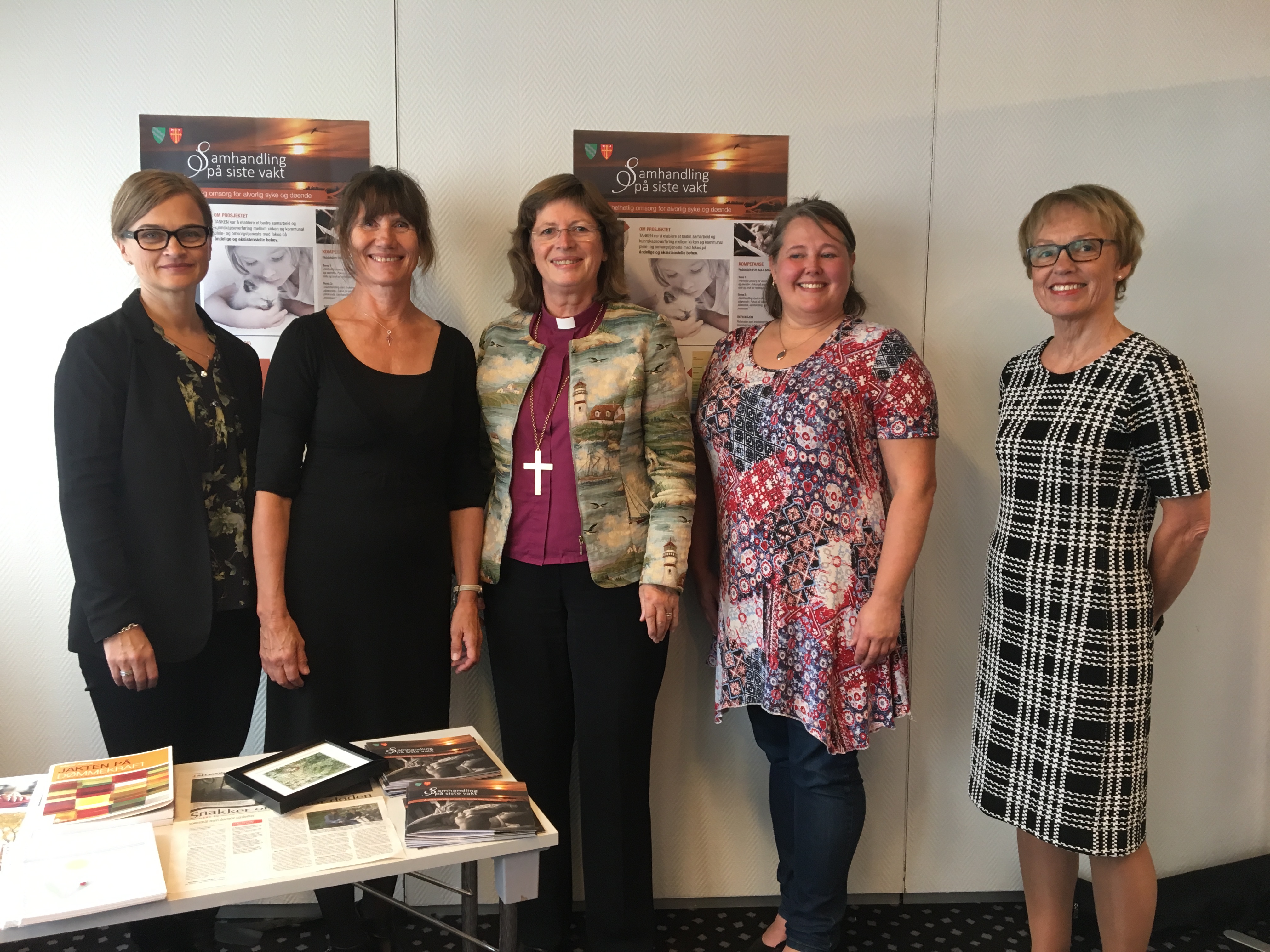 BILDET: Diakon Kirsti Elise Hjørnevik (nr. 2 fra venstre) har vore sentral i prosjektet "Samhandling på siste vakt"; eit samarbeid mellom Rindal og Surnadal kyrkjelege fellesråd og Surndal kommune om åndeleg og eksistensiell omsorg i møte med døyande pasientar. Nyleg fekk prosjektet Omsorgsprisen 2017 frå Fylkesmannen i Møre og Romsdal. Her er ho saman med biskop Ingeborg Midttømme og representantar for Surnadal kommune og fylkesmannen i Møre og Romsdal. 