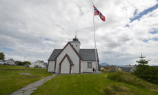 Bud kyrkje i sin finaste stas til 300-årsjubileumet - i godt forsommarver.