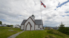 Bud kyrkje i sin finaste stas til 300-årsjubileumet - i godt forsommarver.