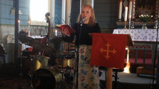 Beate Mordal, Møremusikarane og Daniel Herskedal og Gule blandakor sette stemninga under festkvelden i Bud kyrkje