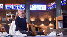 Skodespelarane Inger Bakke og Viggo Solum i aksjon i Spjelkavik kyrkje.