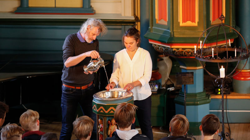 Inger Bakke og Viggo Solum er skodespelarar i stykket "Korfor er det så mørkt her?", som hadde premiere i Ørsta kyrkje. (foto: Svein Olav Humberset)