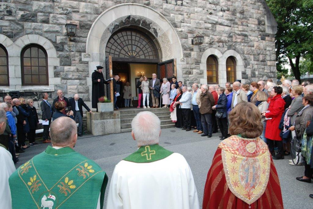 Skodespelar Viggo Solum stod fram og siterte frå reformatoren Martin Luthers skrifter, både under gudstenesta  og ute på kyrkjetrappa.