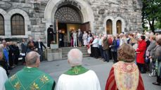 Skodespelar Viggo Solum stod fram og siterte frå reformatoren Martin Luthers skrifter, både under gudstenesta og ute på kyrkjetrappa.