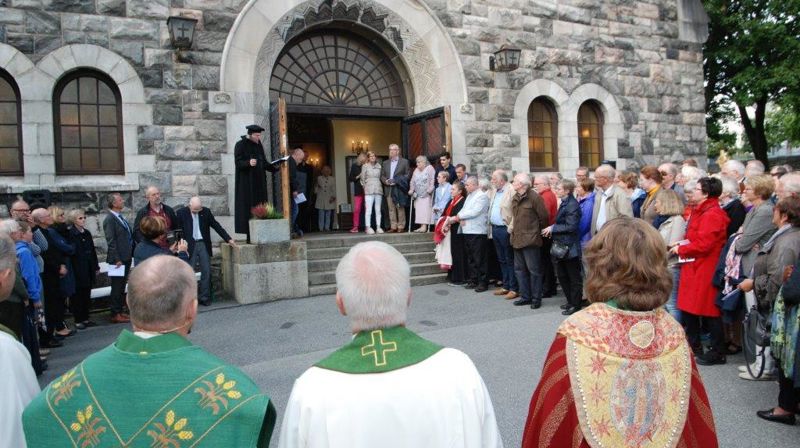 Skodespelar Viggo Solum stod fram og siterte frå reformatoren Martin Luthers skrifter, både under gudstenesta og ute på kyrkjetrappa.