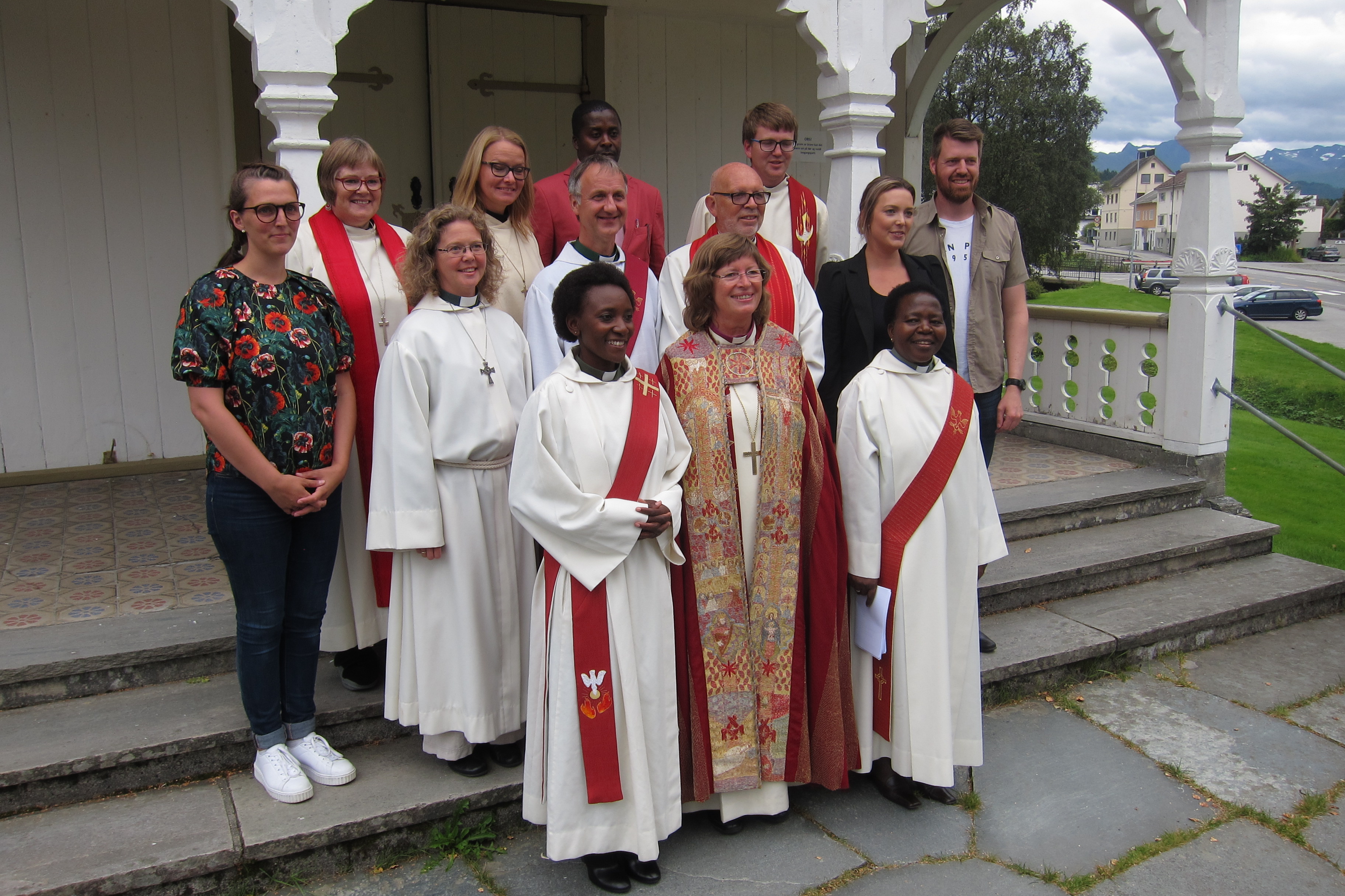 Biskop Ingeborg Midttømme stod for vigslinga då Betty Søvik (framme t.h.) og Caroline Sefu (framme t.v.) vart vigsla til respektive diakon og kateket i Ørsta kyrkjelyd