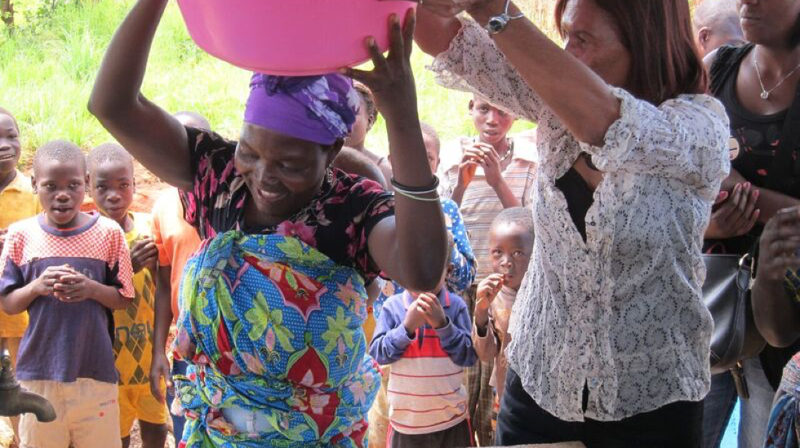 – Som biskop og styremedlem i Kirkens Nødhjelp har jeg fått reise og se en del av det arbeidet som gjøres. I Angola var jeg sammen med Norges ambassadør og delstatens guvernør da et nytt område med flere landsbyer fikk vannposter. Jeg har sett at dette gir håp om en bedre framtid, skriver biskop Inbgeborg Midttømme i innlegget om fasteaksjonen.