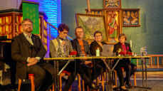Professor Jørn Ø. Sunde (t.v.) heldt foredrag for forsamlinga under temaet Nestekjærleik. Etter foredraget følgte innleiingar frå (frå v.) ass. fylkesmann Rigmor Brøste, ass.gen.sekr. Johannes Heggland i Kirkens Bymisjon, Aure-ordførar Ingunn Golmen og preses i Den norske kyrkja, Helga Haugland Byfuglien.