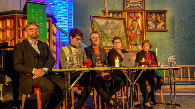 Professor Jørn Ø. Sunde (t.v.) heldt foredrag for forsamlinga under temaet Nestekjærleik. Etter foredraget følgte innleiingar frå (frå v.) ass. fylkesmann Rigmor Brøste, ass.gen.sekr. Johannes Heggland i Kirkens Bymisjon, Aure-ordførar Ingunn Golmen og preses i Den norske kyrkja, Helga Haugland Byfuglien.