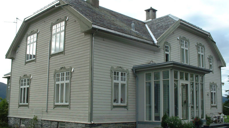 I framlegget til uttale frå Møre bispedømeråd heiter det at rådet opphevar vedtaket frå 2015 om at dei fire bustadane Surnadal, Giske, Ulstein og Ørsta (bildet) skal takast vare på som kulturminne av Opplysningsvesenets fond (OVF). Bispedømerådet rår til at Ulstein og Ørsta prestebustader kan stillast frie som prestebustadar og seljast på den opne bustadmarknaden.