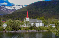 Austefjord kyrkje i Volda kommune er ein av til saman 20 kyrkjestader i Møre som er innanfor NVE si aktsemdsone for jord- og flaumskred, og der det kyrkjelege fellesrådet har varsla flaumfare i sin eigenkontroll. I tillegg til dei 20 kyrkjestadene innanfor NVE-sona er det for fem andre kyrkjestader i Møre meldt inn uro for flaum og skred.