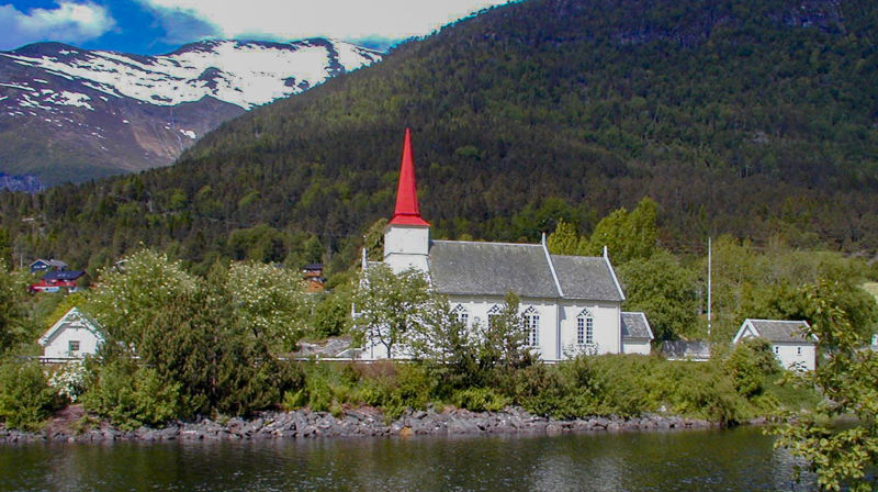 Austefjord kyrkje i Volda kommune er ein av til saman 20 kyrkjestader i Møre som er innanfor NVE si aktsemdsone for jord- og flaumskred, og der det kyrkjelege fellesrådet har varsla flaumfare i sin eigenkontroll. I tillegg til dei 20 kyrkjestadene innanfor NVE-sona er det for fem andre kyrkjestader i Møre meldt inn uro for flaum og skred.