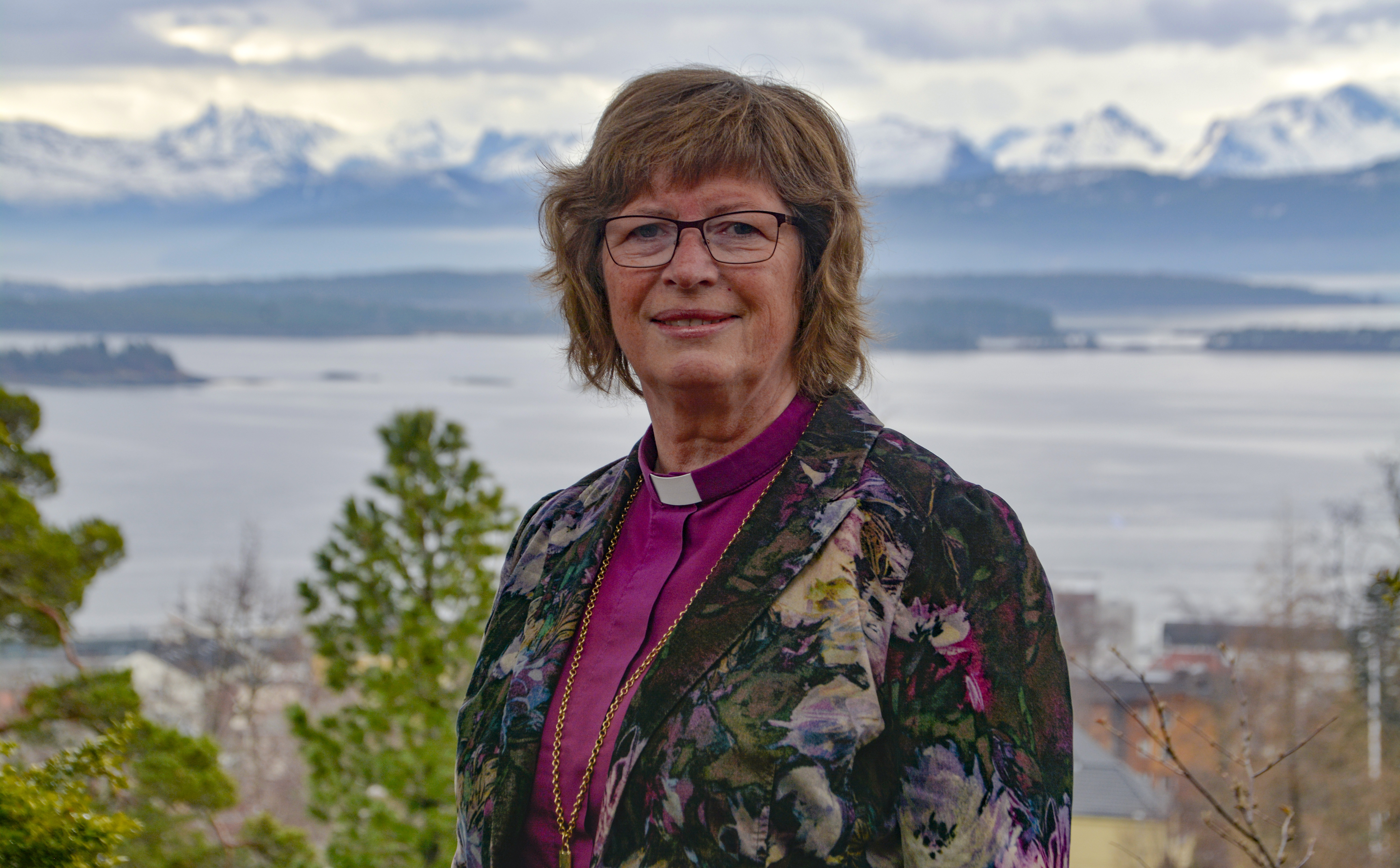 -Her skal jeg være, sier biskop Ingeborg Midttømme. Blant fjord, fjell, kirker, bedehus og lokalforeninger kan kystjenta fra østkanten blomstre! (Foto Svein Magne Harnes)