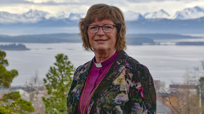 -Her skal jeg være, sier biskop Ingeborg Midttømme. Blant fjord, fjell, kirker, bedehus og lokalforeninger kan kystjenta fra østkanten blomstre! (Foto Svein Magne Harnes)