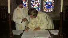 Biskop Ingeborg (t.h.) i Møre og bishop Christine i Newcastle underteikna den fornya venskapsavtalen mellom Newcastle Diocece og Møre bispedøme under besøket i St. Cuthberts kirke på øya Inner Farne, utanfor kysten av Northumberland i England. 