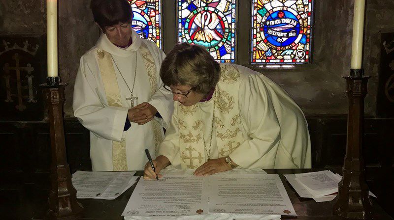 Biskop Ingeborg (t.h.) i Møre og bishop Christine i Newcastle underteikna den fornya venskapsavtalen mellom Newcastle Diocece og Møre bispedøme under besøket i St. Cuthberts kirke på øya Inner Farne, utanfor kysten av Northumberland i England.