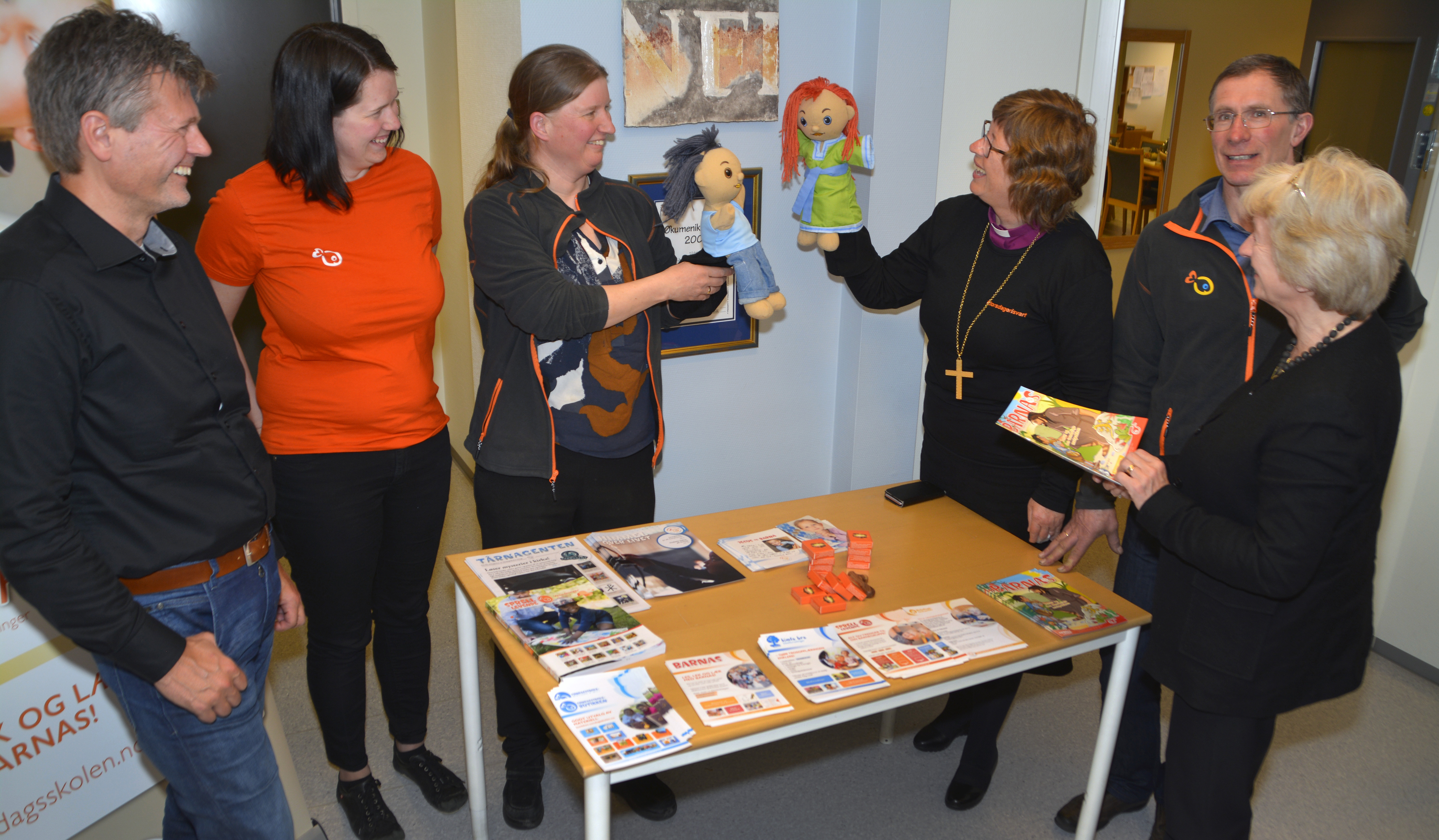 Sentrale personer da Søndagsskolen møtte prostene i Møre til samtaler og erfaringsutveksling. Fra v. generalsekretær i Søndagsskolen i Norge, Gøran Byberg; søndagsskolekonsulent på Sunnmøre, Eli Sofie Hatlen; søndagsskolekonsulent i Romsdal, Kari Mette Bull Sylte; biskop Ingeborg Midttømme; søndagsskolekonsulent på Nordmøre, Hans Orset; prosten i Ytre Nordmøre, Gerd Anne Aarset.   