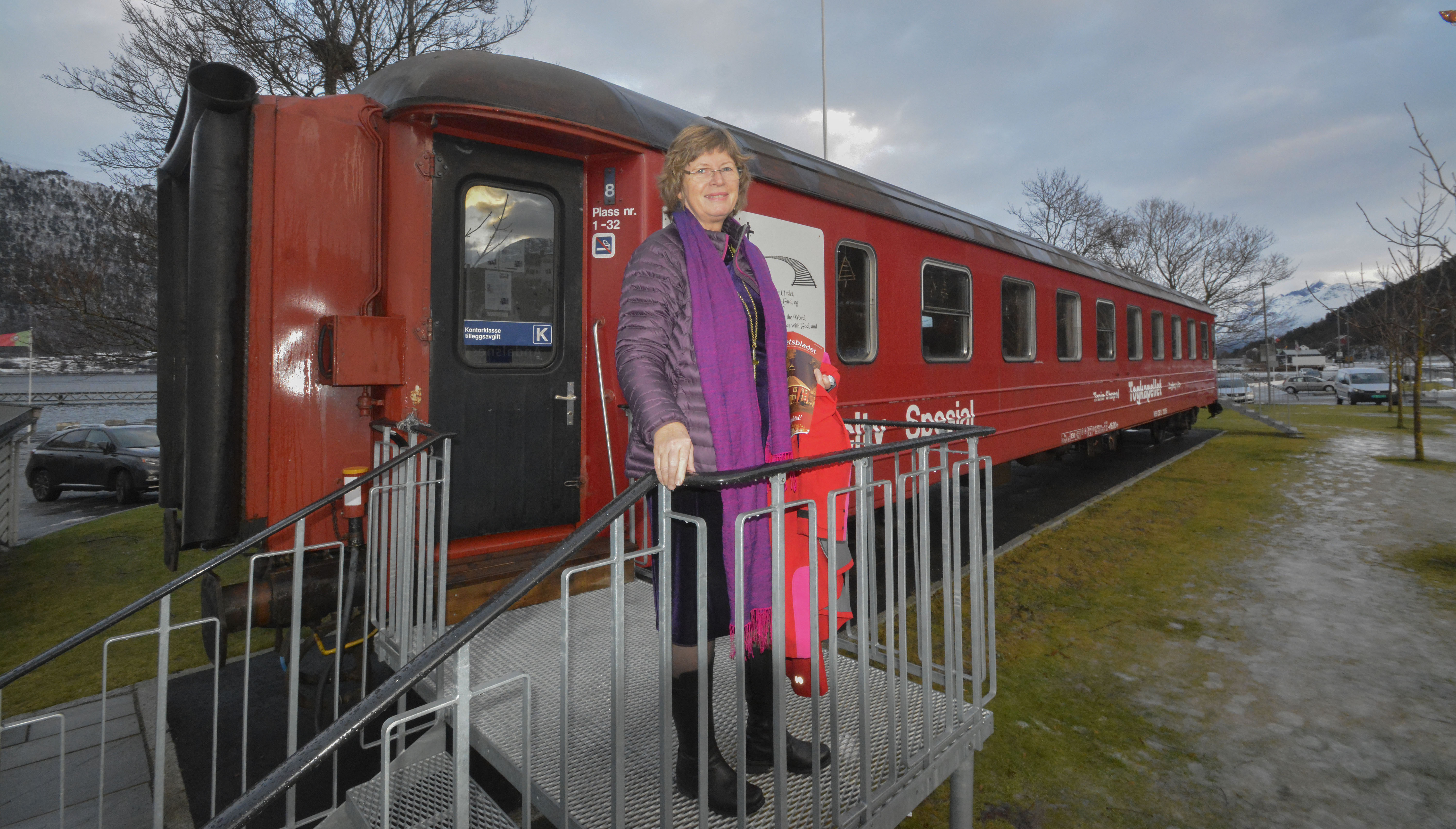 – Mennesker underveis kan komme inn i togkapellet på Åndalsnes, sitte ned, finne ro for et øyeblikk – og gjennom bibelordene på veggene gjenoppdage tilhørigheten til evangeliet. Slik blir dette et viktig kirkelig møtested, sier biskop Ingeborg Midttømme.