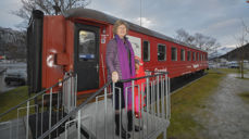 – Mennesker underveis kan komme inn i togkapellet på Åndalsnes, sitte ned, finne ro for et øyeblikk – og gjennom bibelordene på veggene gjenoppdage tilhørigheten til evangeliet. Slik blir dette et viktig kirkelig møtested, sier biskop Ingeborg Midttømme.