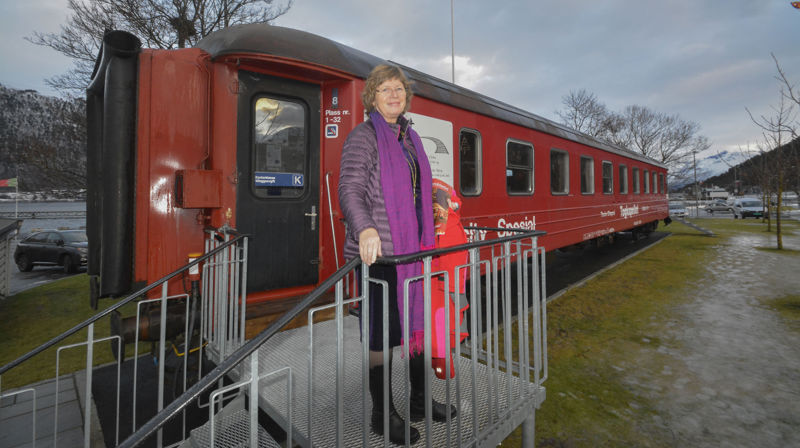 – Mennesker underveis kan komme inn i togkapellet på Åndalsnes, sitte ned, finne ro for et øyeblikk – og gjennom bibelordene på veggene gjenoppdage tilhørigheten til evangeliet. Slik blir dette et viktig kirkelig møtested, sier biskop Ingeborg Midttømme.