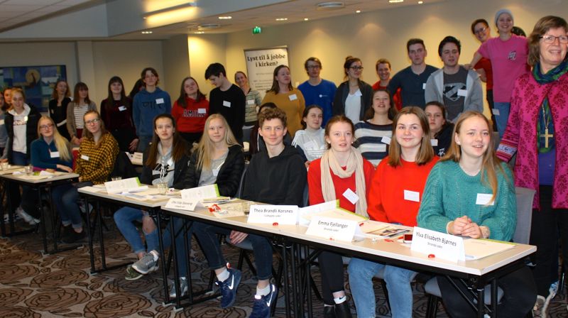 Biskop Ingeborg Midttømme var ein sjølvskriven gjest til Ungdomstinget. Ho inspirerte ungdommen og ga gode svar på spørsmål frå dei.